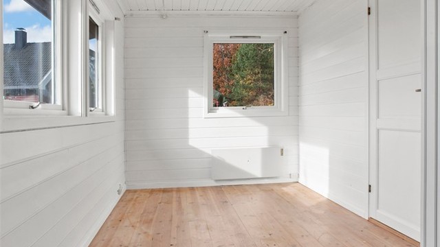 Hoveddelen har ett soverom i underetasjen. Vinduer på to vegger som gir godt dagslys.