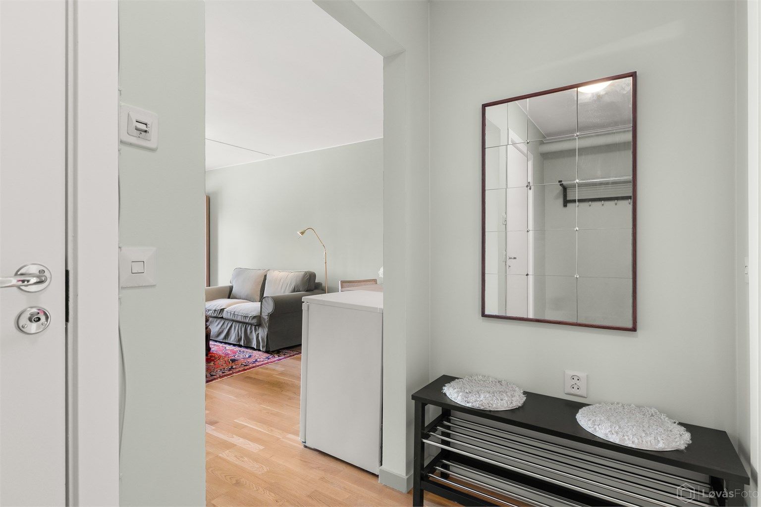 Fra entréen er det åpen tilgang til stuen. En praktisk bod på 4 m² er plassert i samme etasje.