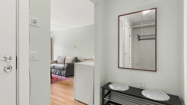 Fra entréen er det åpen tilgang til stuen. En praktisk bod på 4 m² er plassert i samme etasje.