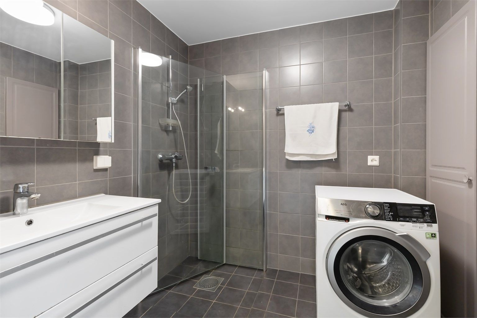 Leiligheten har nyere bad av kvalitet fra 2021