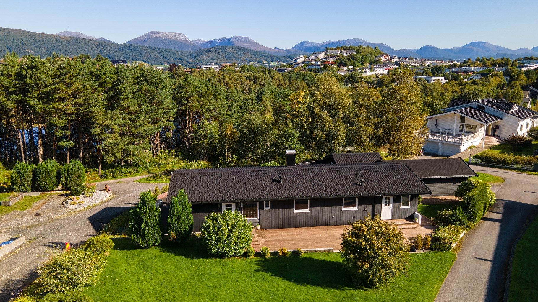 Fasade mot syd med stor terrasse