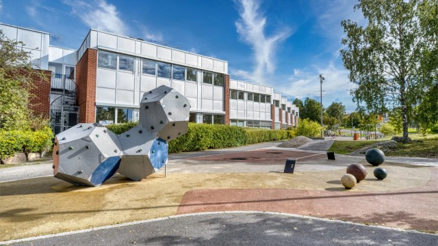 Nærområdet byr på opparbeidede lekeplasser og korte avstander til skoler.