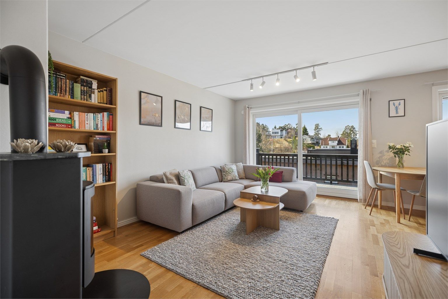 Leiligheten fremstår lys og innbydende med store vindusflater som slipper inn rikelig med dagslys. En praktisk hev- og skyvedør leder ut til balkongen og bidrar til en luftig romfølelse, samtidig som den gir en naturlig overgang mellom inne- og utearealet