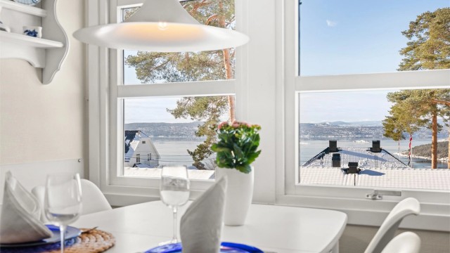 Flott utsikt fra kjøkkenbordet