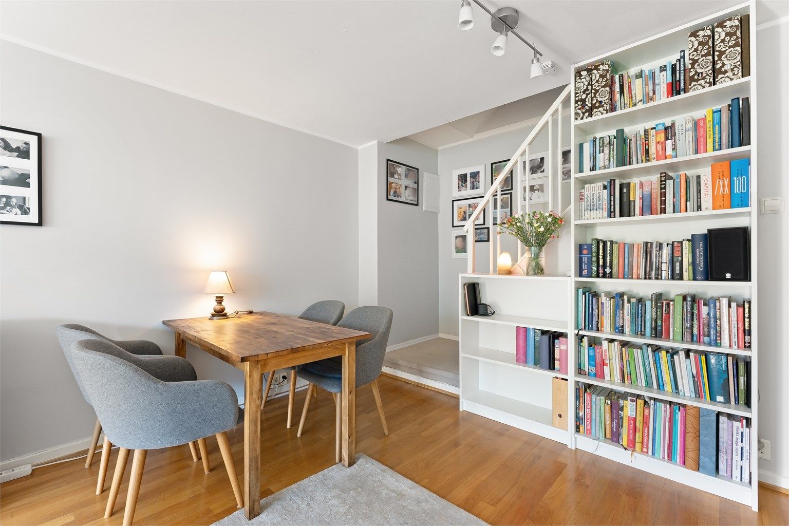 Det er god plass til en egen spisedel i tilknytning til stuen.