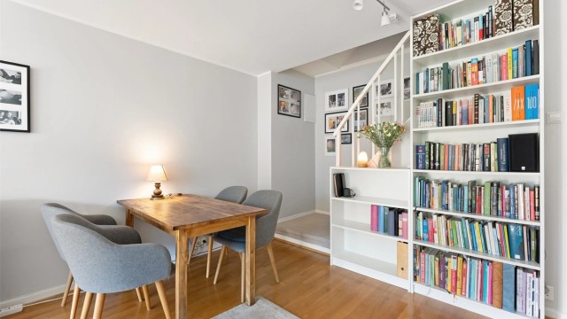 Det er god plass til en egen spisedel i tilknytning til stuen.