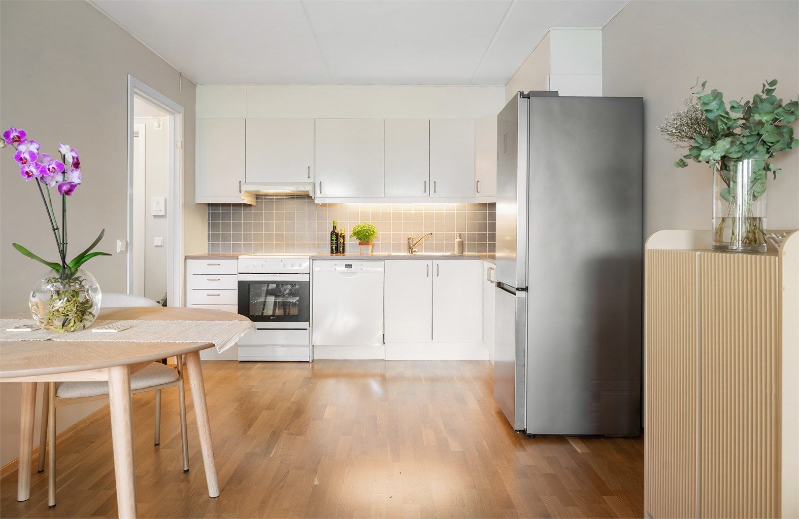 Leiligheten har balansert ventilasjon og er oppvarmet med radiatorer.