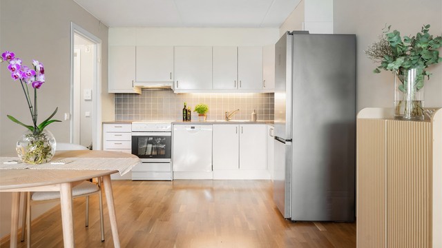 Leiligheten har balansert ventilasjon og er oppvarmet med radiatorer.