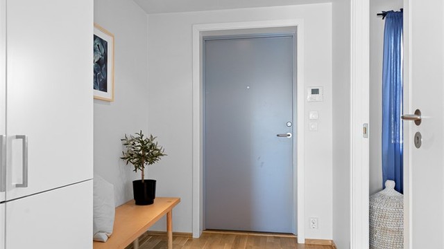 Entre med vannbåren gulvvarme og porttelefon ved ytterdør