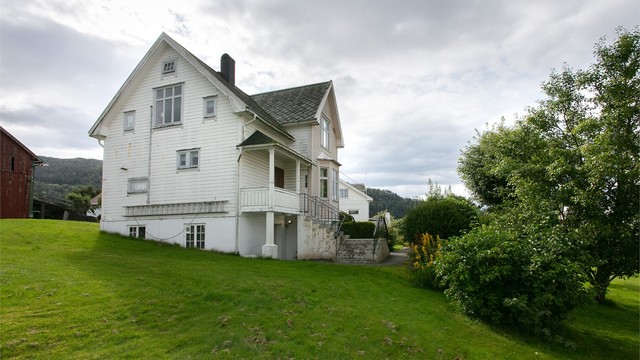 Stor og flat gressplen med gode muligheter for lek og uteaktiviteter.
