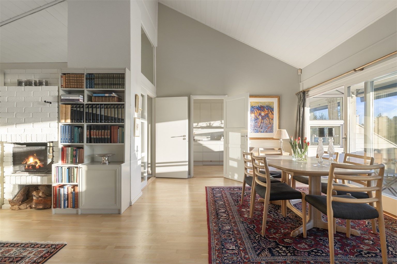 Den åpne peisen skaper en ekstra koselig atmosfære.