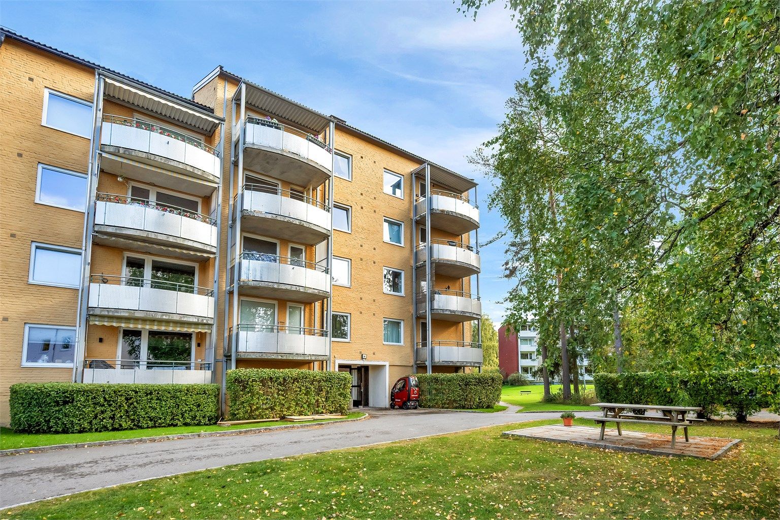 Borettslaget har store, grønne fellesområder i et etablert og rolig bomiljø.
