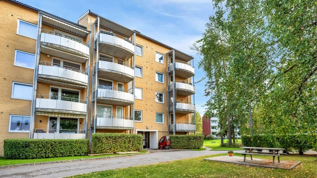 Borettslaget har store, grønne fellesområder i et etablert og rolig bomiljø.