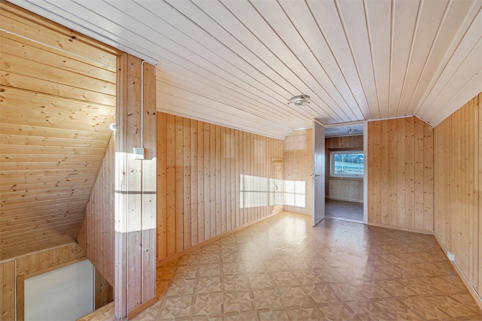 Loftsetasje på garasjen.