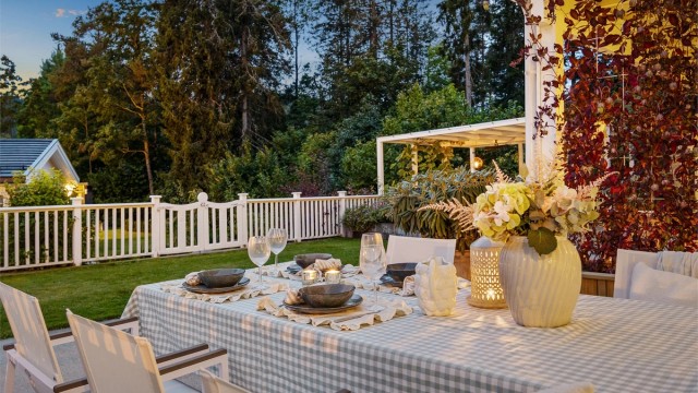 Uteplassen er skjermet og ligger idyllisk til med skogen som nærmeste nabo.