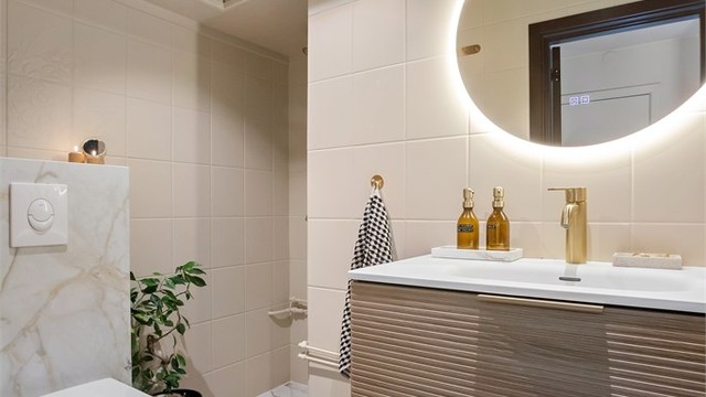 Badet har dusjhjørne og vegghengt toalett.