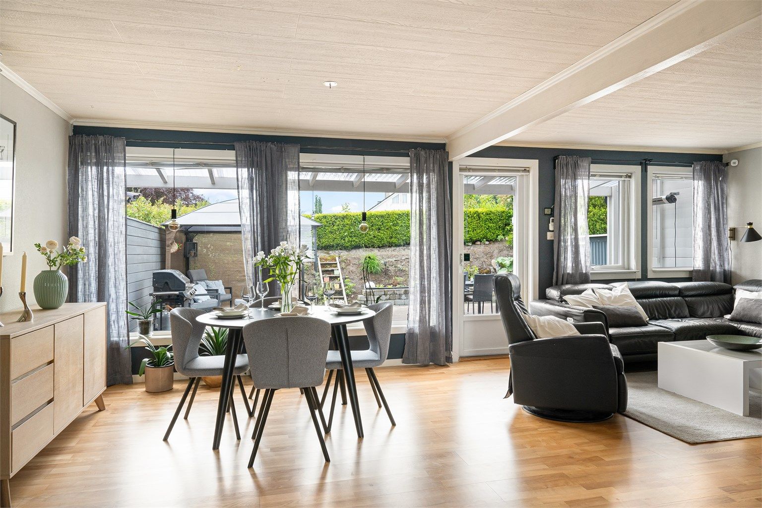 Stor stue med gode vindusflater og direkte adkomst til herlige uteområder. 