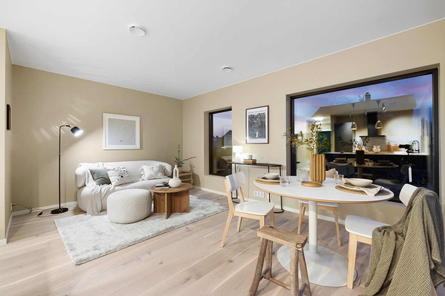 En familievennlig romløsning gir boligens to etasjer et klart definert formål; første etasje til felles opphold.