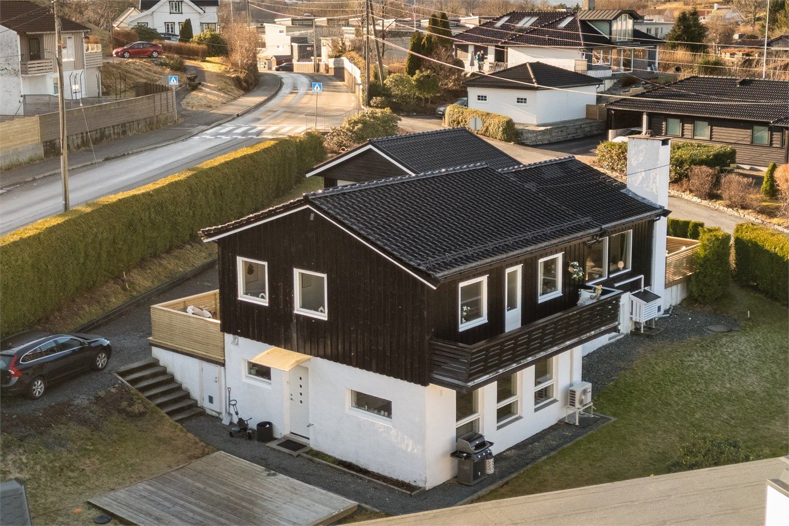 I 2013-2014 ble det bygget utleieleilighet i underetasjen som er godkjent som separat boenhet av kommunen. Kjellerleiligheten har eget sikringsskap med egen strømmåler. Etterisolering og drenering i grus langs hage.