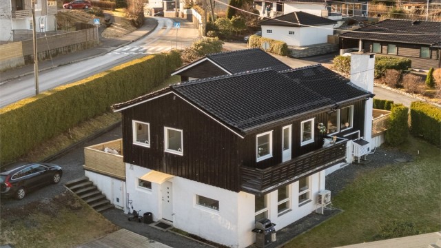 I 2013-2014 ble det bygget utleieleilighet i underetasjen som er godkjent som separat boenhet av kommunen. Kjellerleiligheten har eget sikringsskap med egen strømmåler. Etterisolering og drenering i grus langs hage.