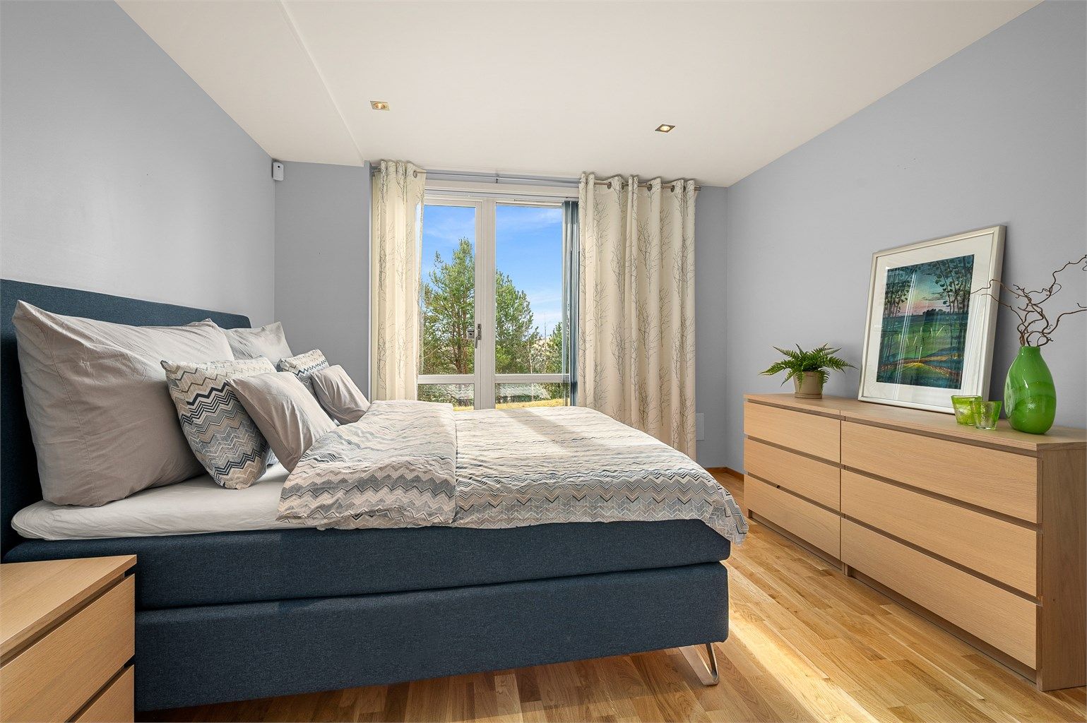 Soverom 3 er på 13,5 kvm og fremstår romslig og harmonisk, med gode møbleringsmuligheter og direkte tilgang til en lun uteplass på bakkeplan.