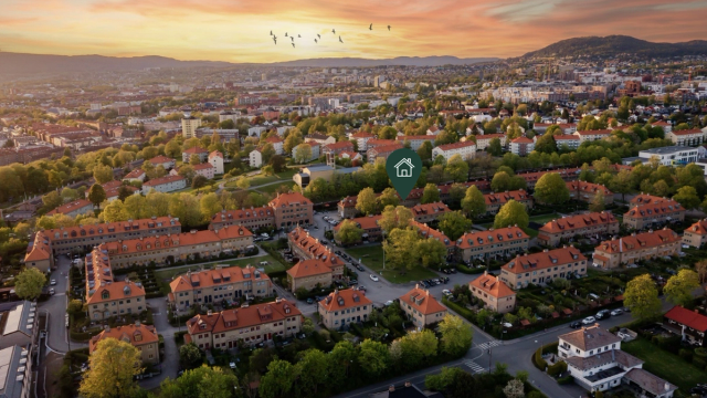 Umiddelbar nærhet til Hasle T-bane, buss, butikker og store grøntområder.