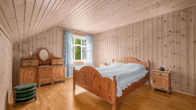 Soverommet har god plass til dobbeltseng og møblement.