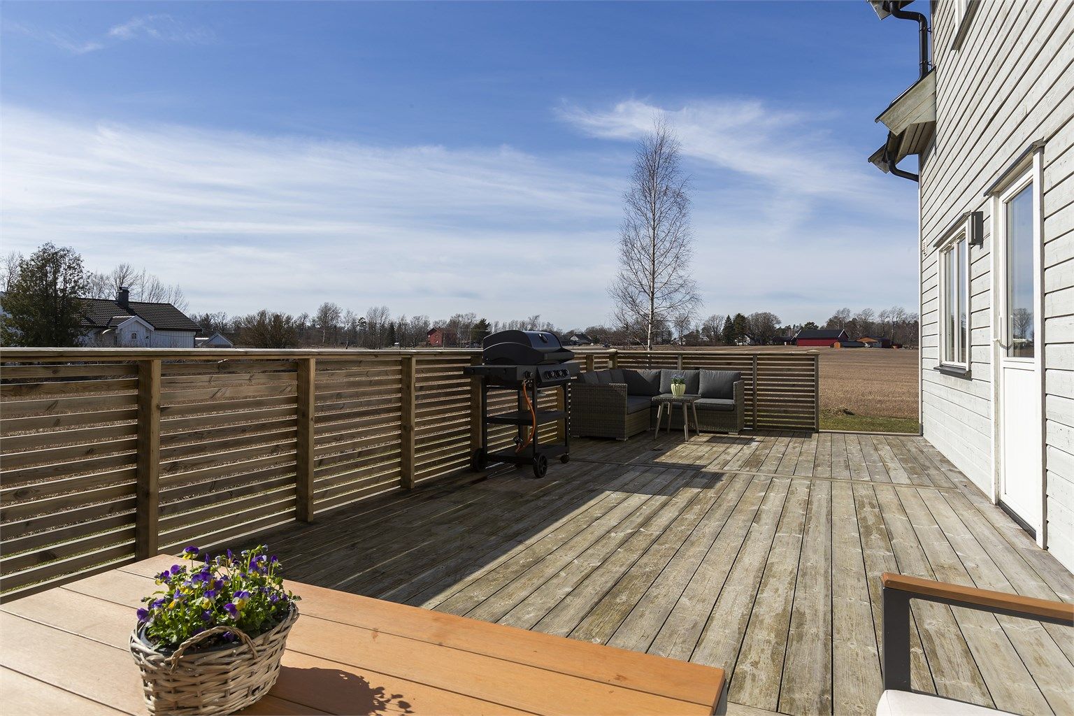 En usjenert og fin uteplass med utsikt over jordene.