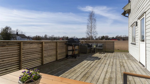 En usjenert og fin uteplass med utsikt over jordene.