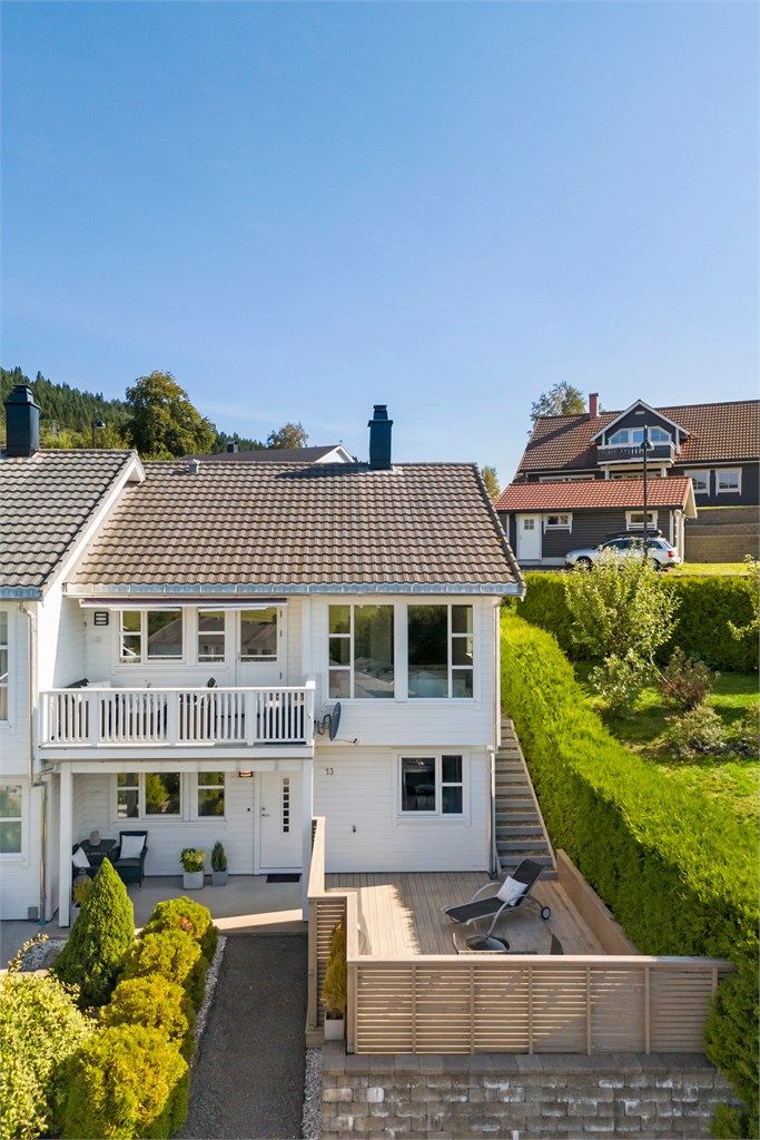Eiendommen har svært begrenset innsyn med stor og godt skjermet terrasse på bakkeplan
