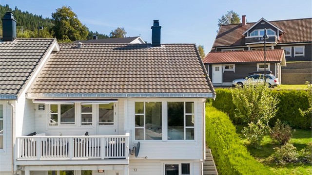 Eiendommen har svært begrenset innsyn med stor og godt skjermet terrasse på bakkeplan