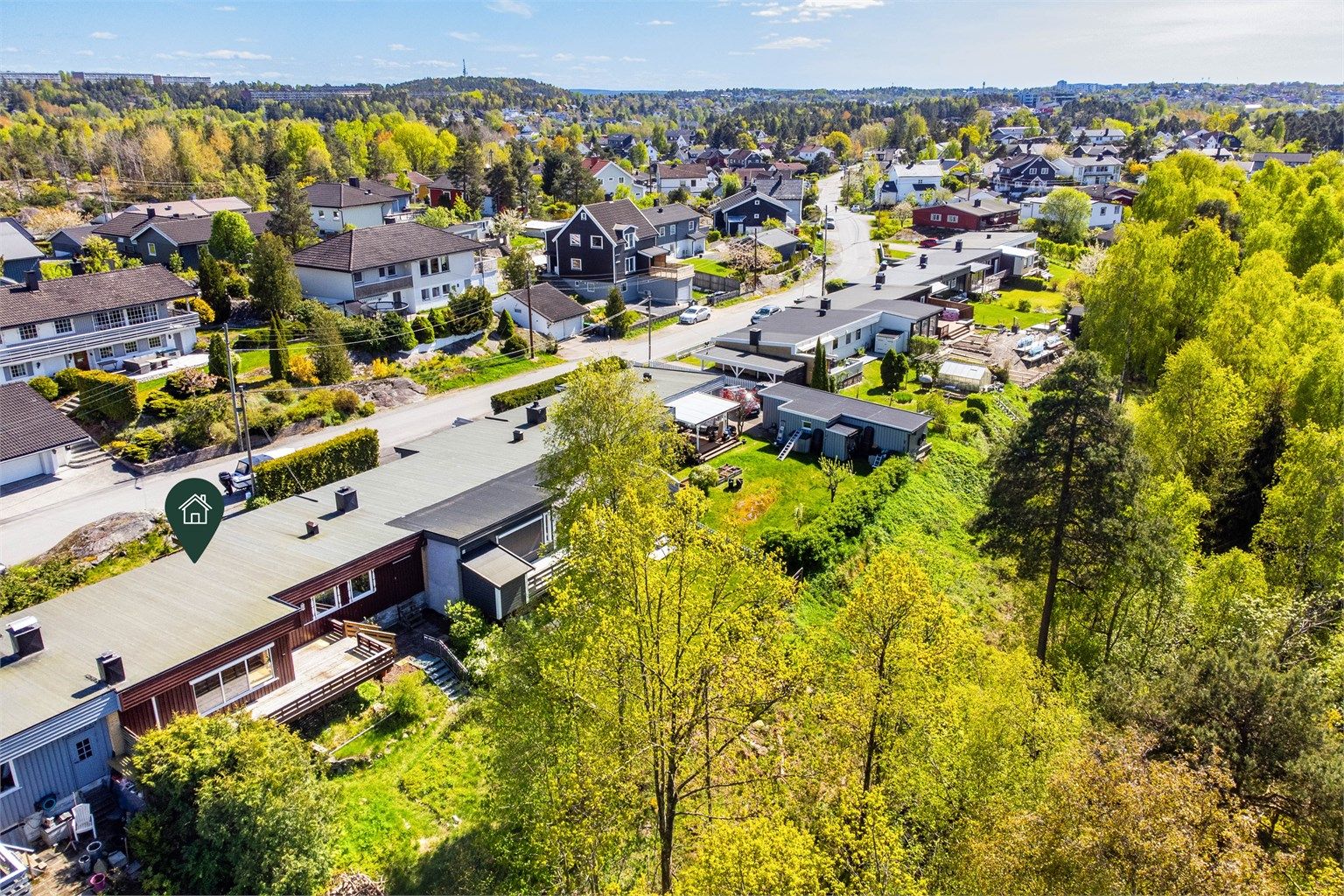 Blant Mosseskogens veletablerte bebyggelse ligger denne husrekken lengst vest. Her er naturterreng tilgjengelig rett fra egen hage.