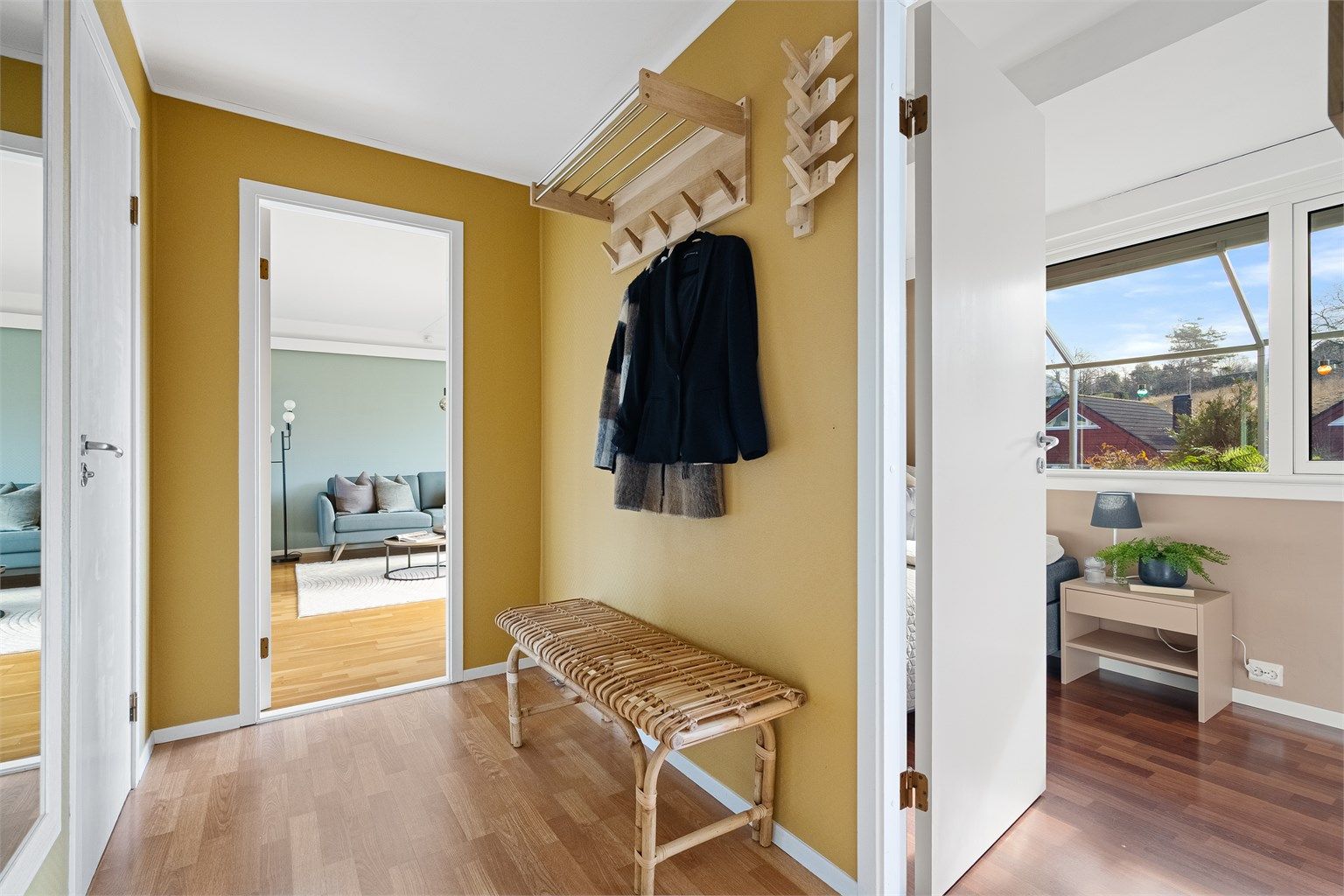 Entré med parkett på gulv og malte vegger. Det er god plass til å henge av yttertøy. Ved entré har man soverom, gjestewc samt inngang til bad og stue. 
