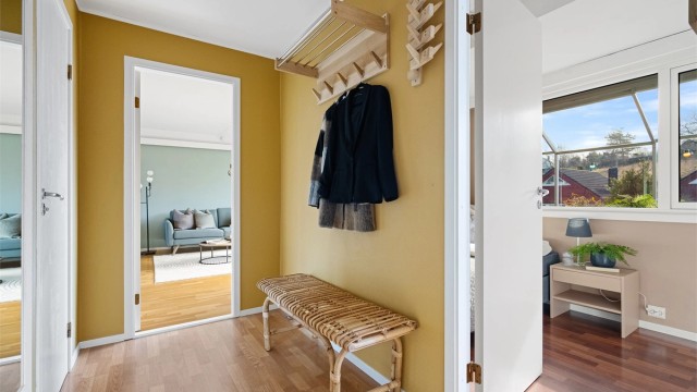 Entré med parkett på gulv og malte vegger. Det er god plass til å henge av yttertøy. Ved entré har man soverom, gjestewc samt inngang til bad og stue.