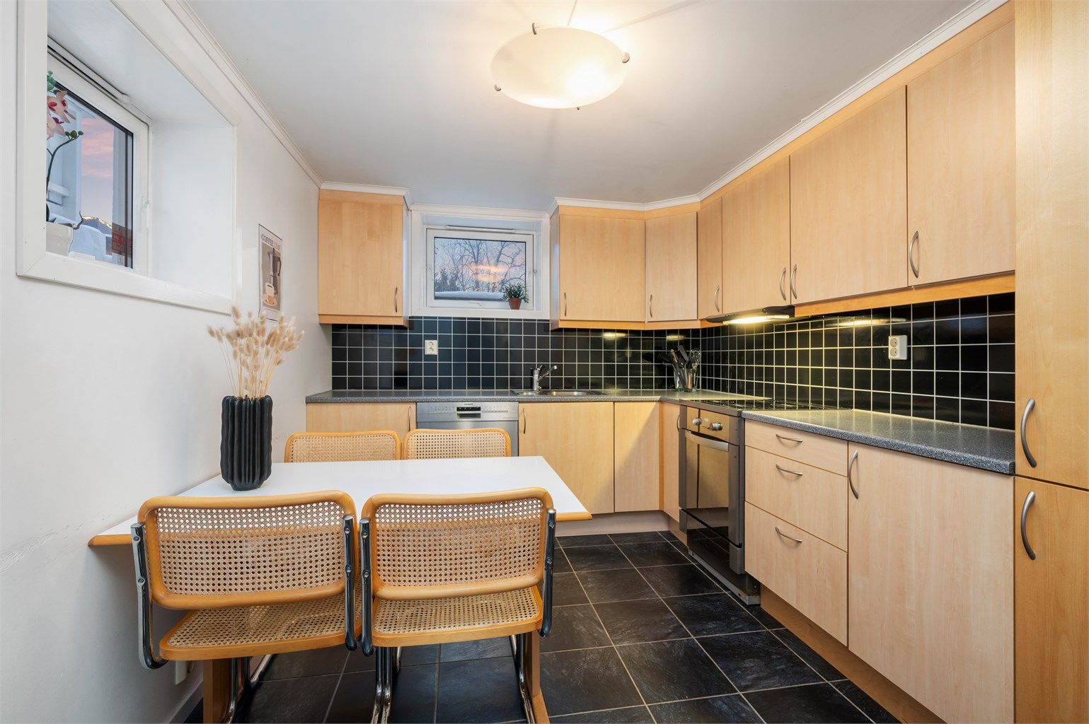 Kjøkkenet i kjelleretasjen har rikelig med skap- og benkeplass å boltre seg på. Videre er etasjen innredet med egen inngang, tre soverom, gang, bad og vaskerom. Rommene (med unntak av vaskerommet) er ikke godkjent for varig opphold. 