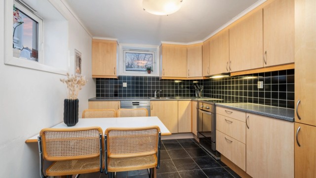 Kjøkkenet i kjelleretasjen har rikelig med skap- og benkeplass å boltre seg på. Videre er etasjen innredet med egen inngang, tre soverom, gang, bad og vaskerom. Rommene (med unntak av vaskerommet) er ikke godkjent for varig opphold.