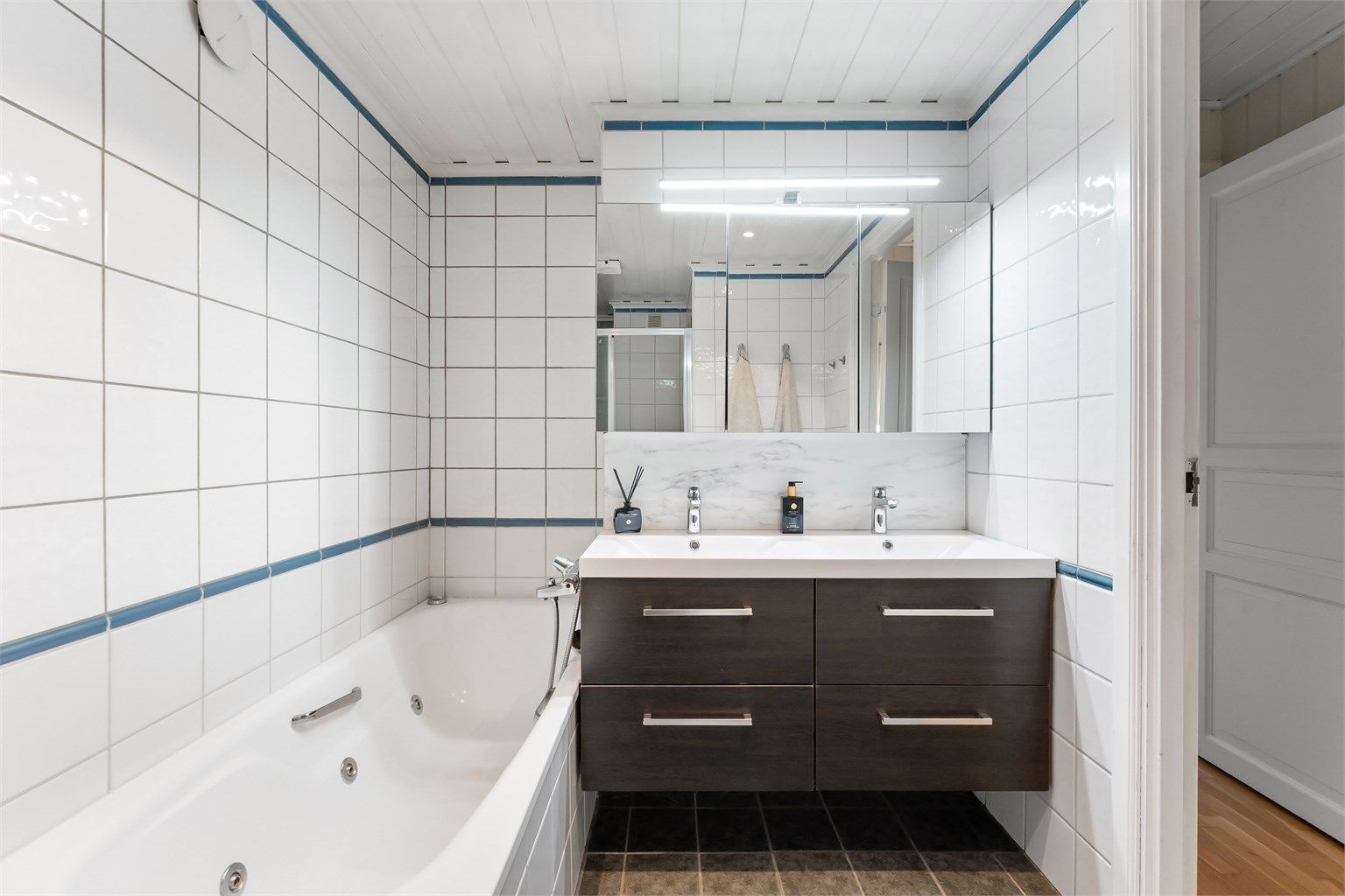 Badet har ny baderomsinnredning fra 2024 med dobbel, ovenpåliggende servant og gulvvarme.