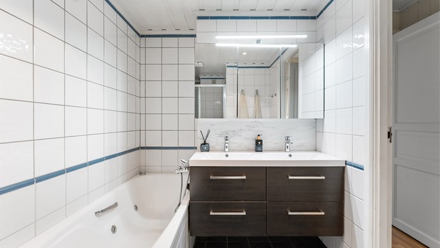 Badet har ny baderomsinnredning fra 2024 med dobbel, ovenpåliggende servant og gulvvarme.