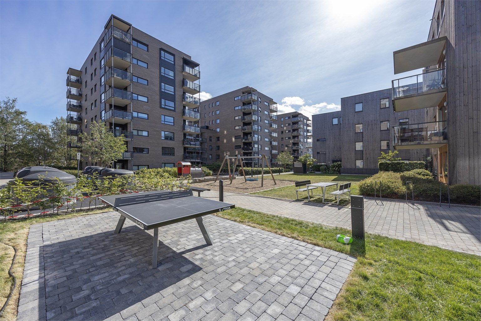 Felles tomt opparbeidet med blant annet asfalterte veier, grillplass, sittegrupper, plenarealer og
andre forskjellige beplantninger