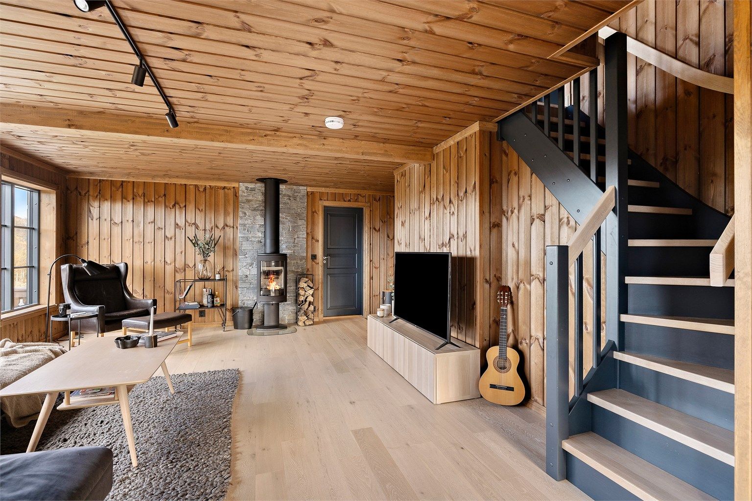 Hytta har en gjennomgående god standard med parkett på gulv og panel på vegger