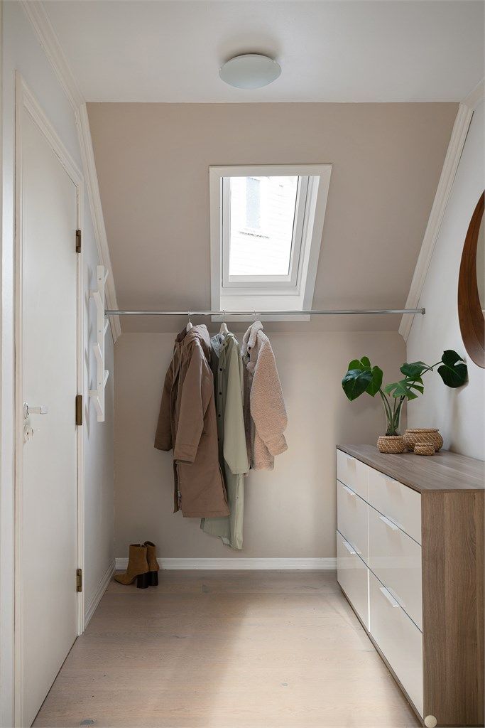 Plass til å henge av seg yttertøy. 