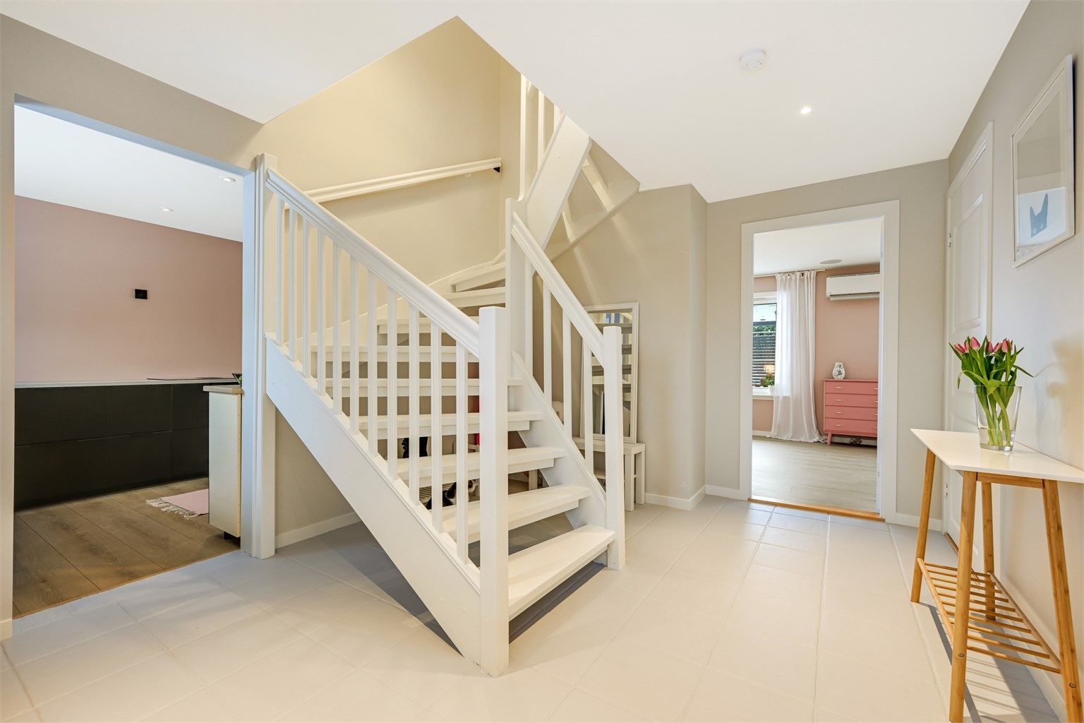 Eiendommen består av en lekker og delikat frittliggende enebolig i 1½ etasje, ferdigstilt i 1998. Boligen fremstår gjennomgående velholdt og innbydende, med gode planløsninger og fine oppgraderinger