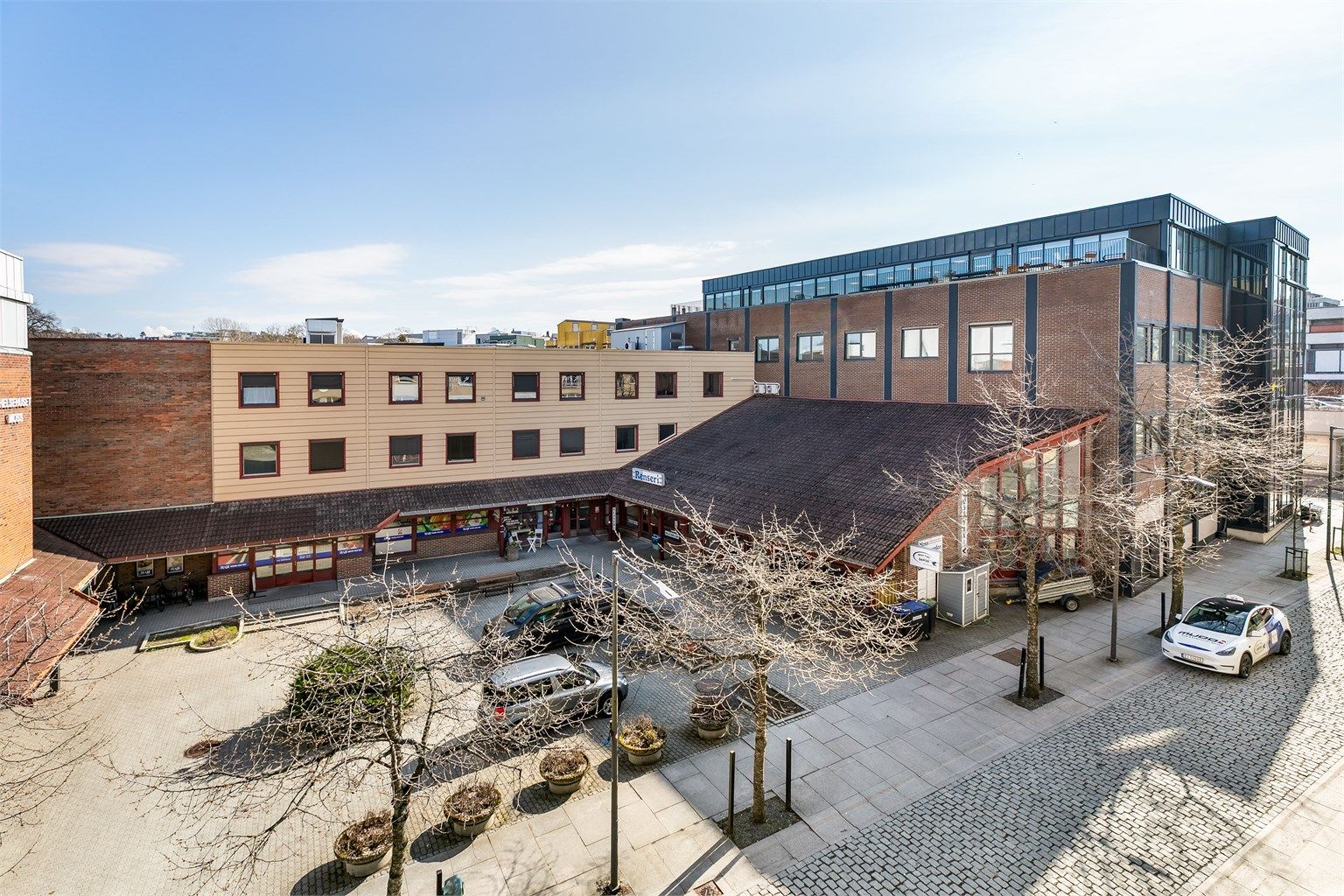 Utsyn over Prinsens gate fra stuen og den franske balkongen.