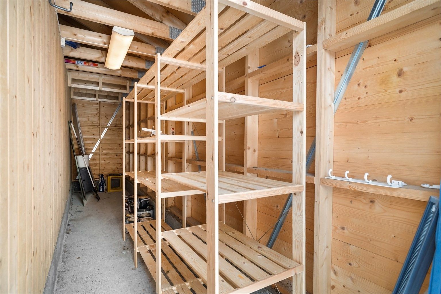 Utvendig bod ved carporten gir gode lagringsmuligheter.
