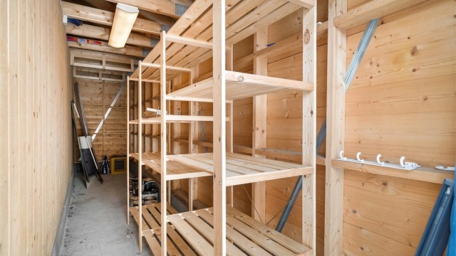 Utvendig bod ved carporten gir gode lagringsmuligheter.