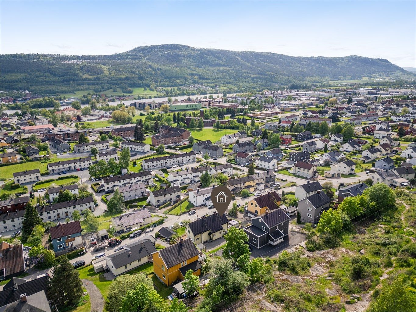 Kort gangavstand til flotte turmuligheter i Drammensmarka, sommer som vinter. Lysløype går fra Bråtan (Kastanjesletta) til Landfallhytta og Spiraltoppen.