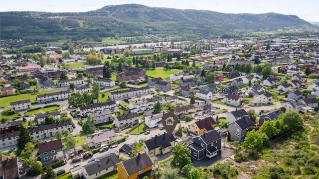 Kort gangavstand til flotte turmuligheter i Drammensmarka, sommer som vinter. Lysløype går fra Bråtan (Kastanjesletta) til Landfallhytta og Spiraltoppen.
