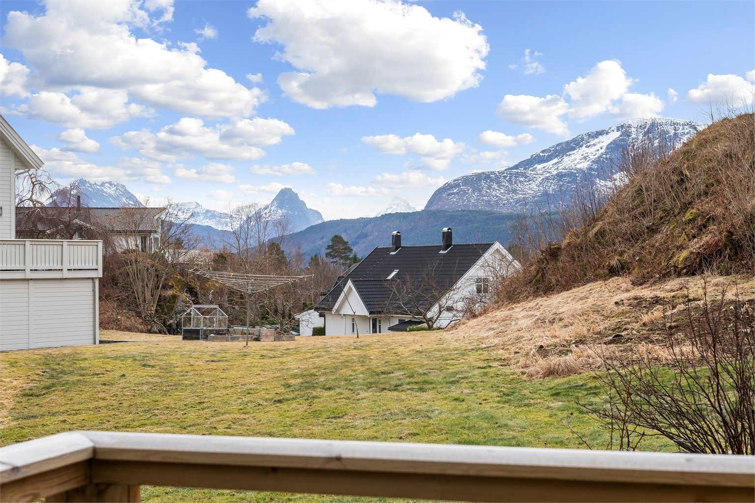Fra eiendommen er det gangavstand til Emblem skole, barnehage og flotte turområder som Emblemsfjellet.