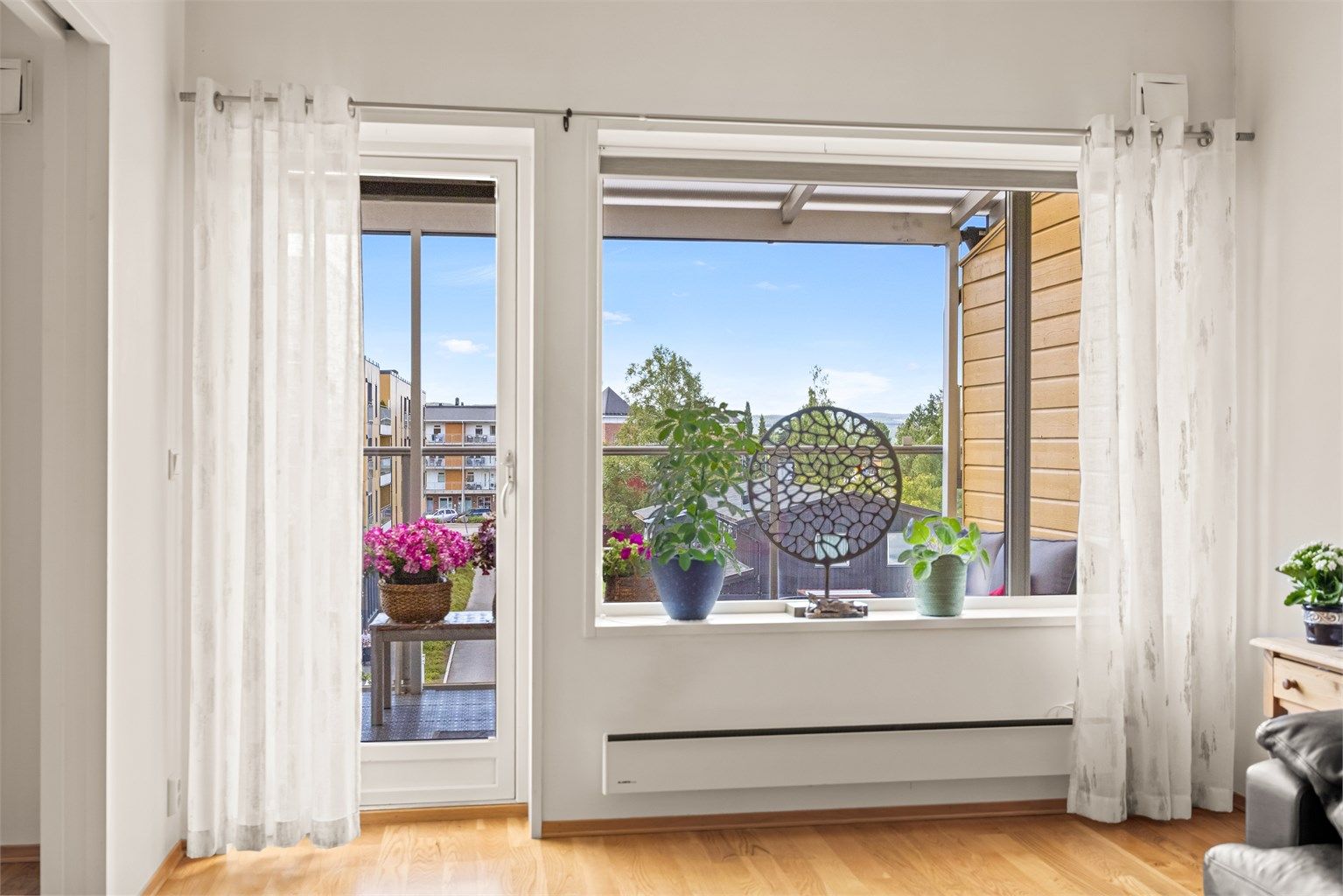 Balkongdør og vinduer med 2-lags glass fra byggeår.