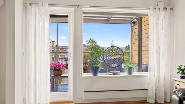 Balkongdør og vinduer med 2-lags glass fra byggeår.